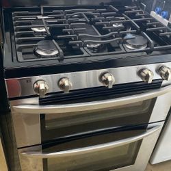 LG Stainless Steel Double Oven Gas Stove. (Used Like New}  