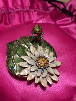 Frog brooch