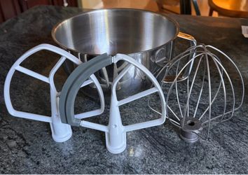 Kitchenaid mixer 5.5 quart bowl & attachments
