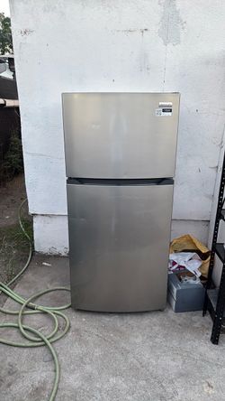 Frigidaire Top-Freezer Refrigerator Stainless Steel