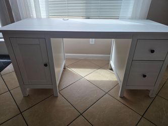 Computer Desk or Workspace/Office Furniture