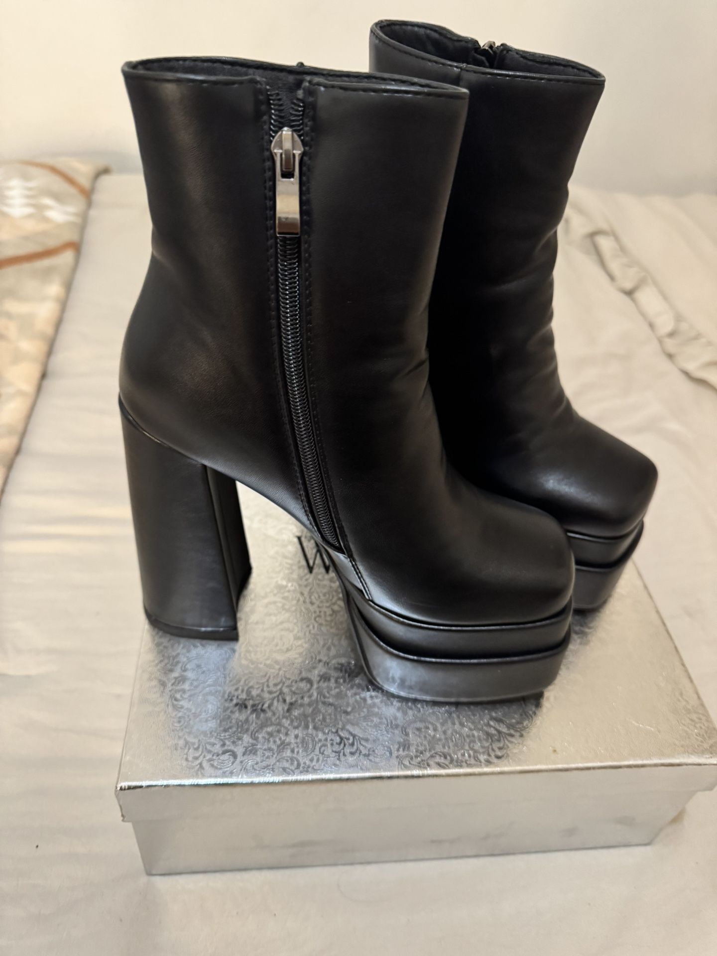Black High heel Boots. Dream Paris