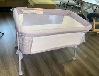 Baby Bassinet with Mesh Sides / bedside sleeper