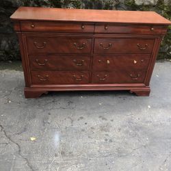 Very Good Condition Hardwood Dresser 