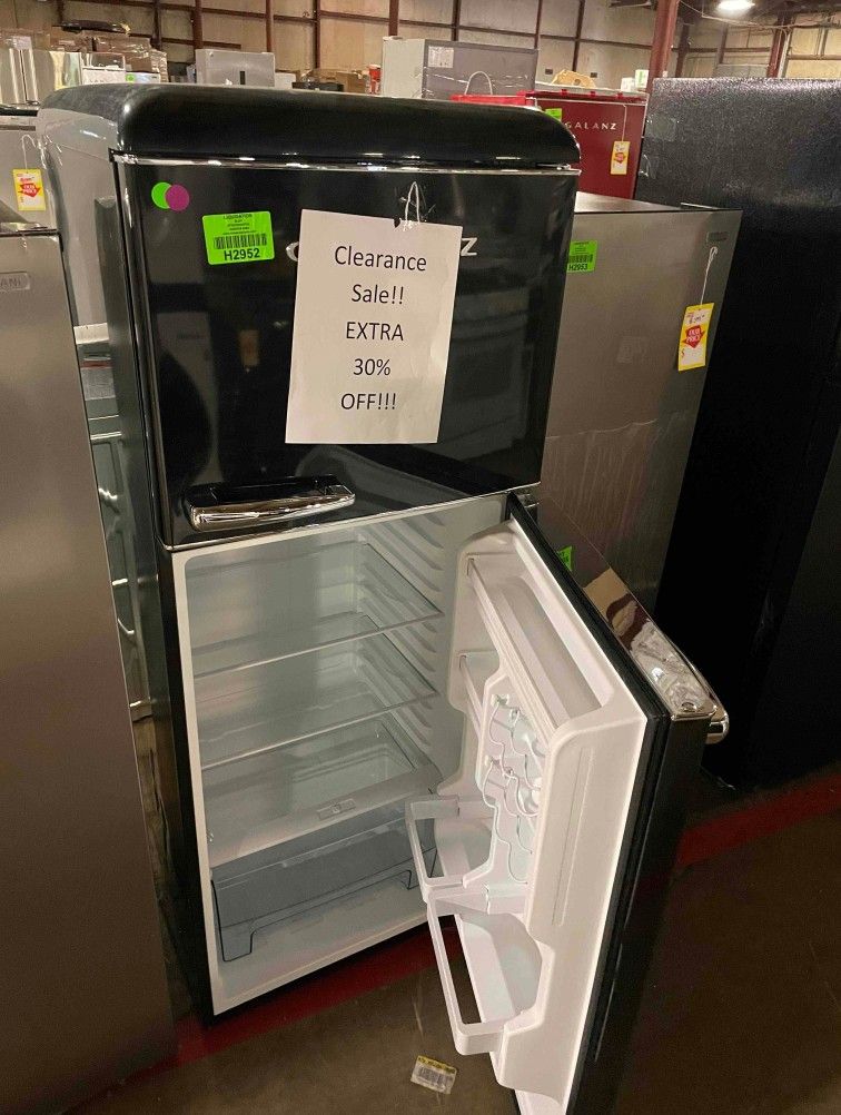 GALANZ GLR10TBKEFR 10.0 cu. ft. Retro Top Freezer Refrigerator for Sale in Houston, TX OfferUp