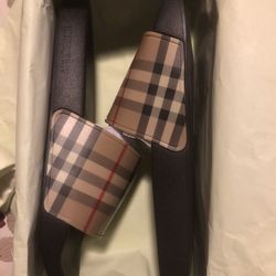 Brand new Burberry   Furley Vintage   Check Slide Sandal (men’s size 9 Women)  10 US  40EU  100% authentic Burberry slides $200