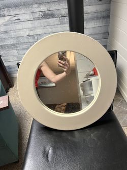 18″ Round Wall Mirror – White Frame