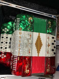 Rossetti 3112, 31-button/12-bass Mexican-flag color