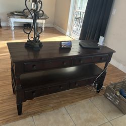 Accent table with drawers
