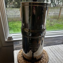 Berkey Water Filter System – Stainless Steel Countertop Filter (Excellent Condition)