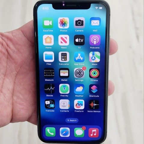 128 GB Unlocked iPhone XR Excellent Condition