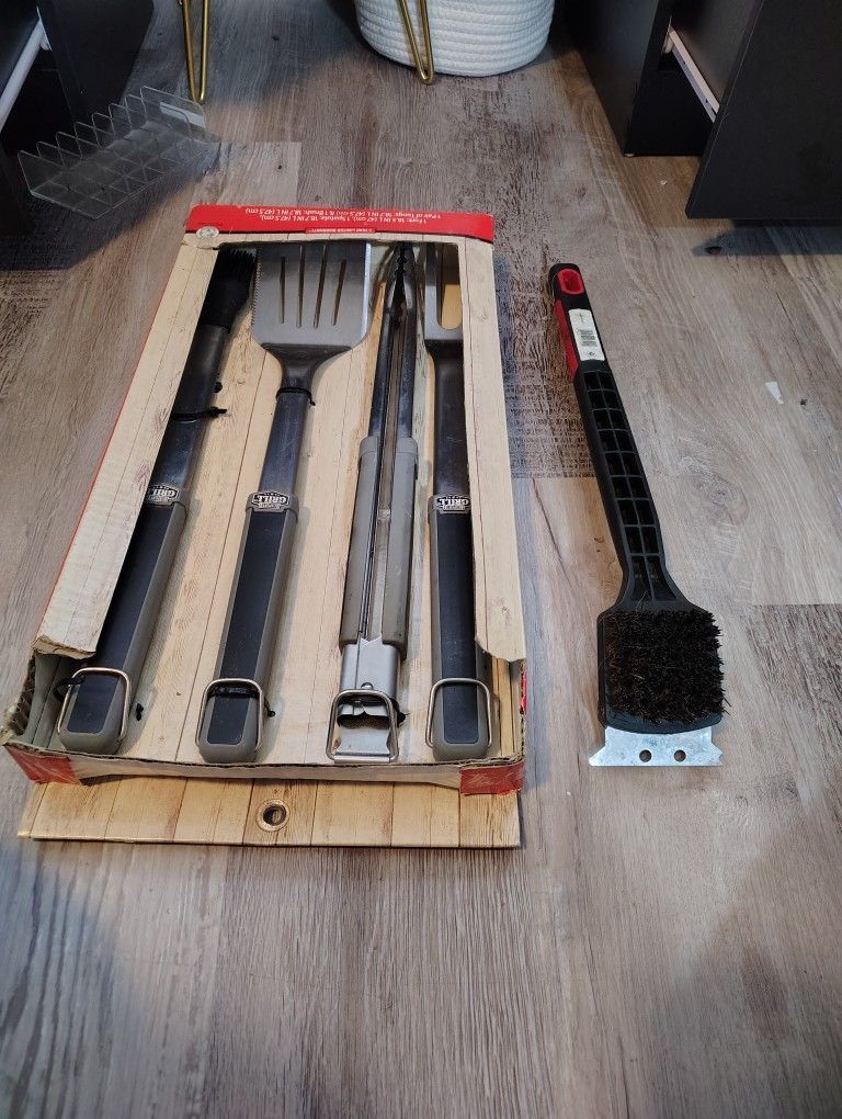 Broil King Baron Series Stainless Steel 4-Piece BBQ Tool Set + 1 Grill Brush
