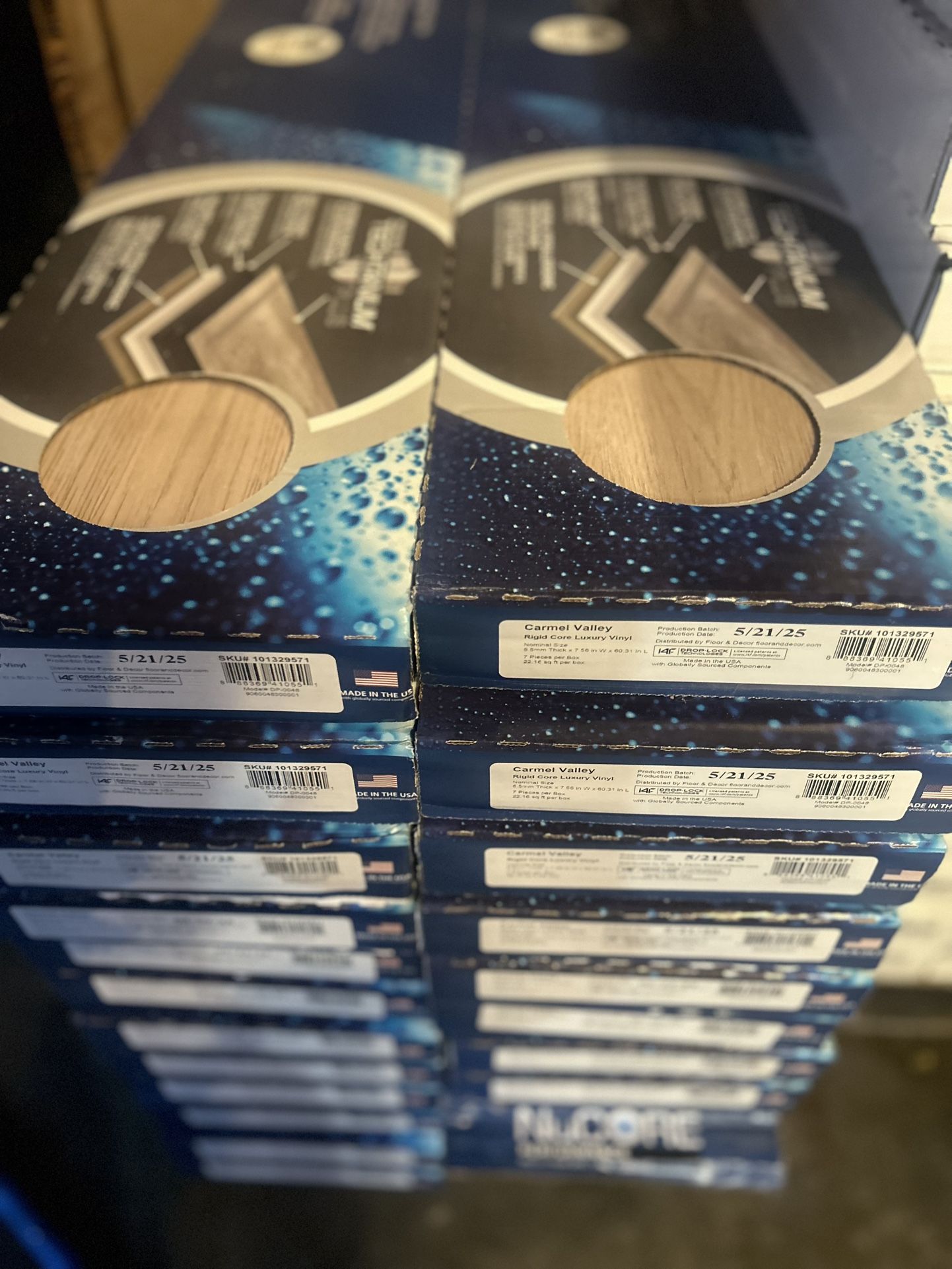 LVP Vinyl floor  554 SQ FT AVAILABLE 