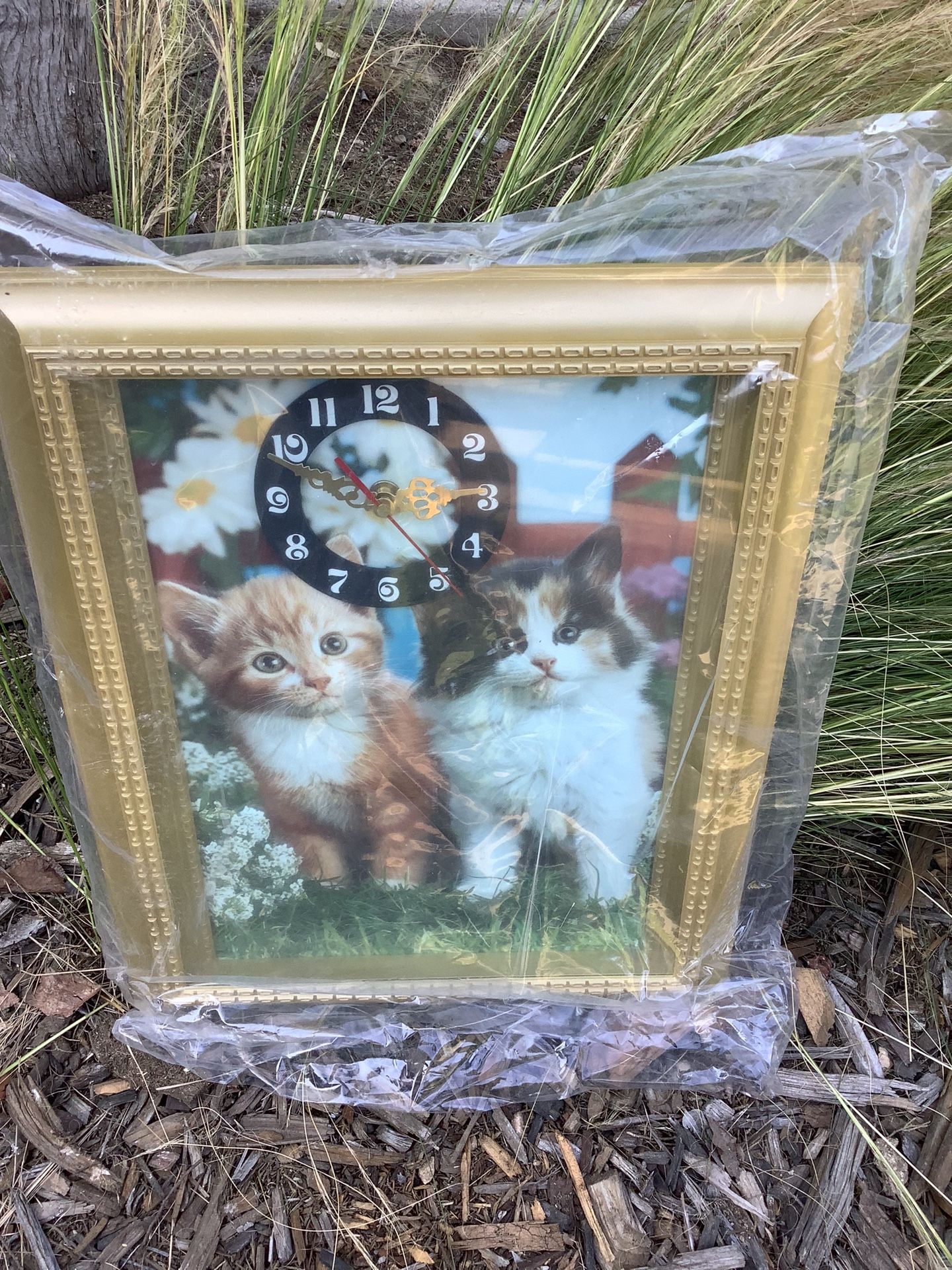 Vintage 3D White Cats Kittens Clock (New)