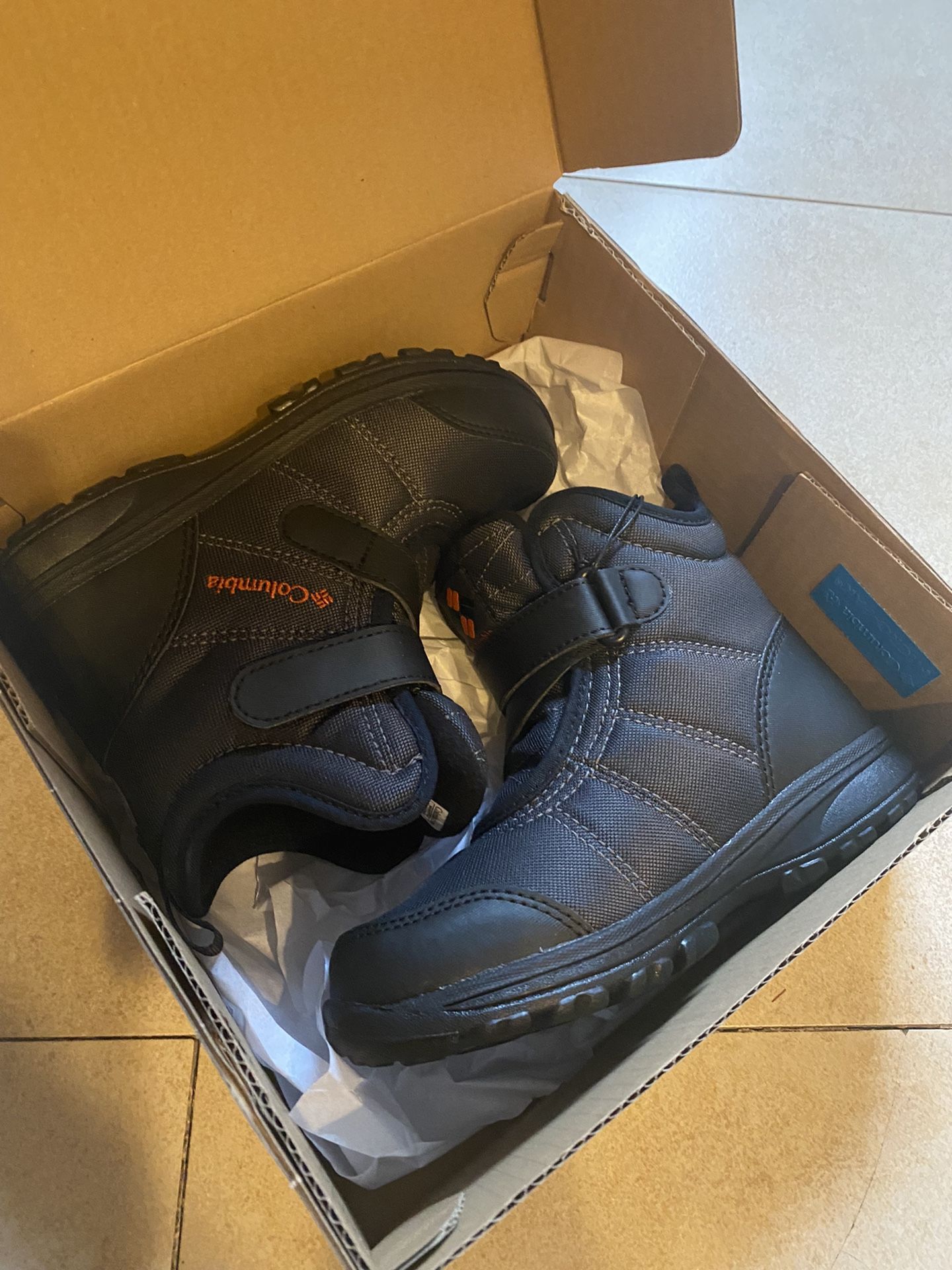 Columbia Youth Fairbanks snow boots Size Y2 NEW