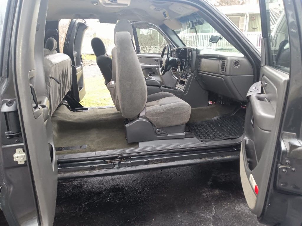 V8 chevi silverado 2004 220 millas 4×4 trasmisión atumotica los únicos de talles las ven tanas no bajan funsino muy bien o cupa placas