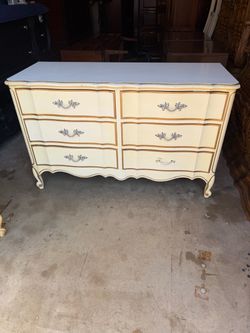 6 DRAWERS FRENCH  PROVINCIAL DRESSER