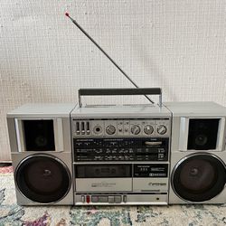 Vintage Hitachi FM Radio