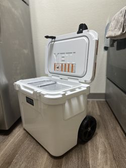 YETI ROADIE Wheeled Cooler 