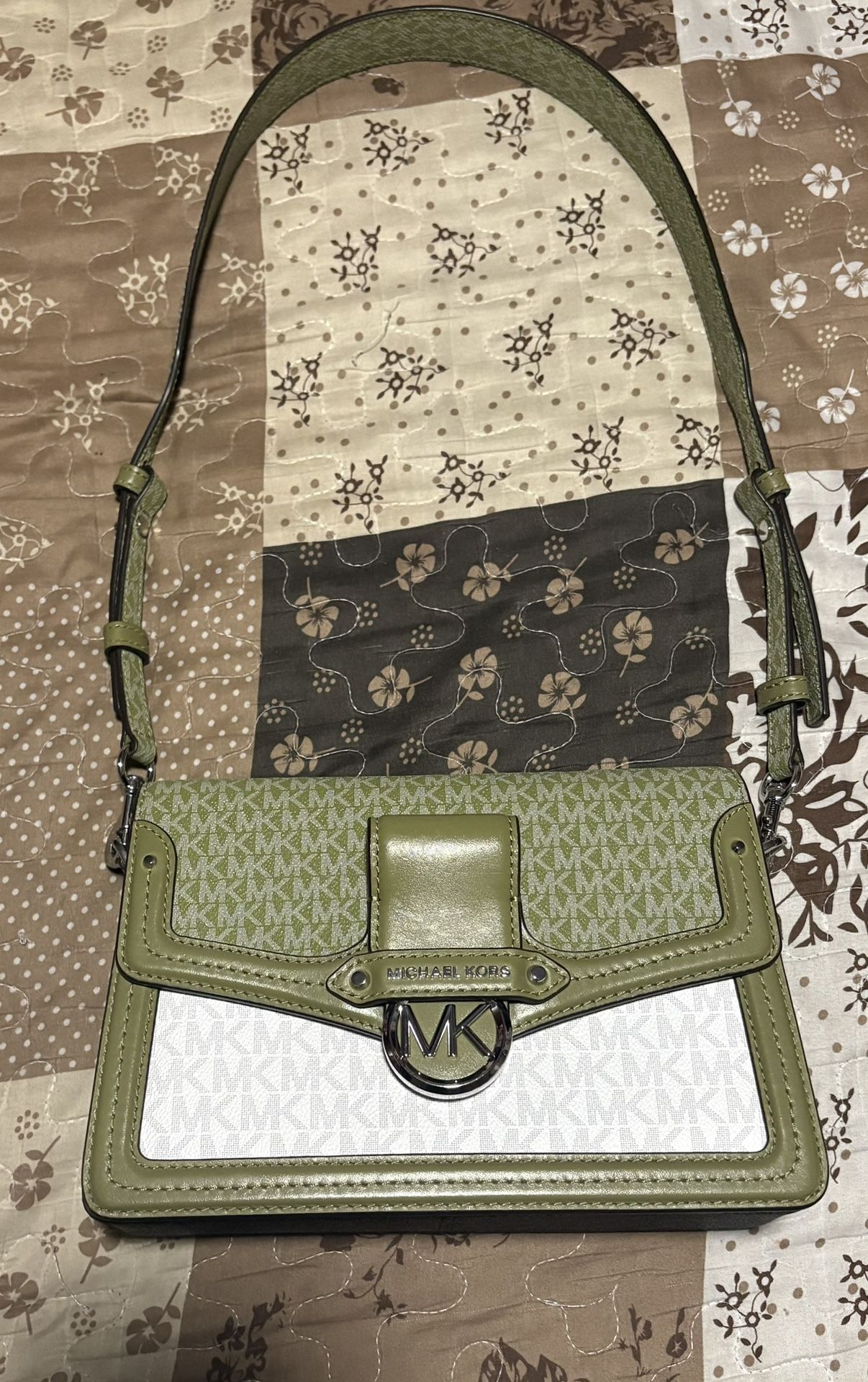 MICHAEL MICHAEL KORS Jessie Medium Two-Tone Logo Shoulder Bag (Green/white, Brown)