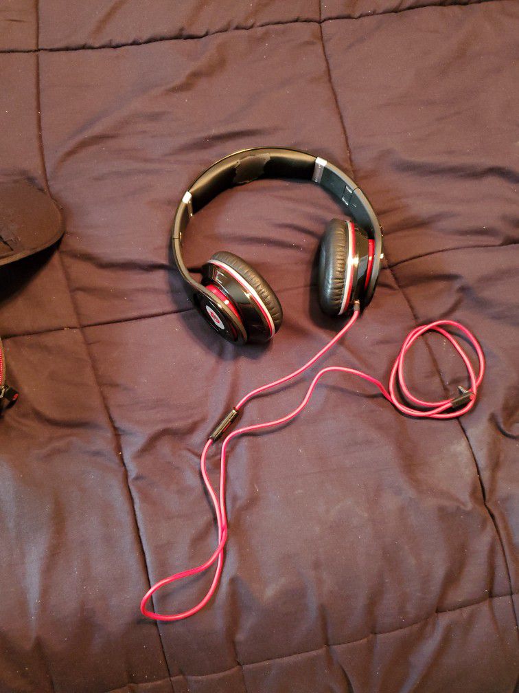 Beats Studio Headphones With Case. They Don't Turn On