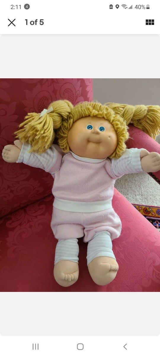 Original CABBAGE PATCH DOLL GIRL 1985 with original clothes and diaper.