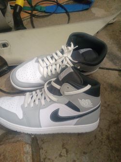 2022
Air Jordan 1 Mid 'Light Smoke Grey