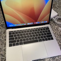2017 MacBook Pro 13 - Inch 2.3GHz Dual-Core Intel i5 Processor 8gb Ram 256gb Ssd Only 4 Battery Cycles Works Great With Charger 