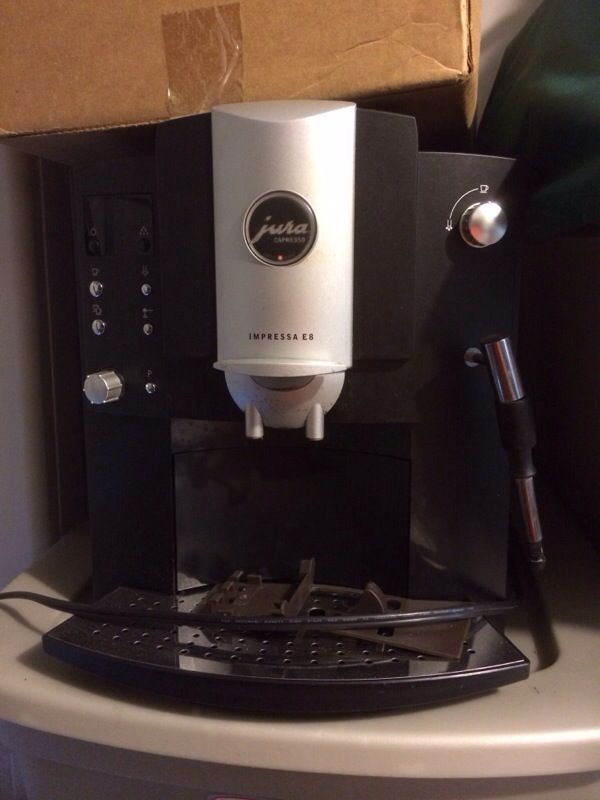 Jura Capresso E8 impressa coffee/espresso machine