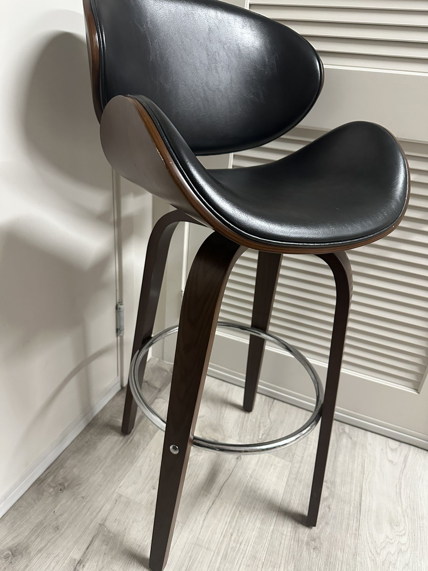 A set of Barstool -Midnight black/Walnut