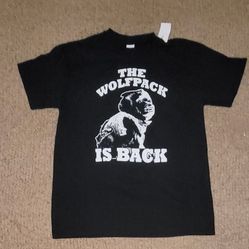 NWT MENS GILDAN T SHIRT BLACK AND WHITE THE WOLFPACK IS BACK SIZE M 