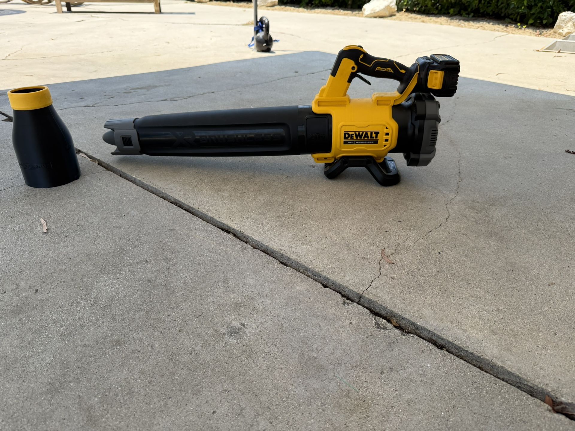 DeWalt 20V MAX 125 MPH 450 CFM Brushless Cordless Handheld Leaf Blower with Concentrator Nozzle