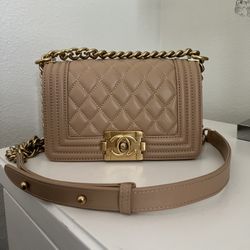 Caviar Quilted Medium Boy Crossbody bag
