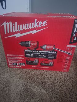 MilwaukeeM18 compact brushless 2-tool combo lit