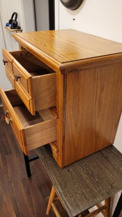 Oak Wood Nightstand This piece was manufactured by Pennsylvania House Furniture