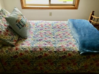 Twin Size Floral Comforter Set