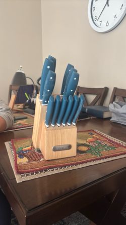 Set of kitchen knives