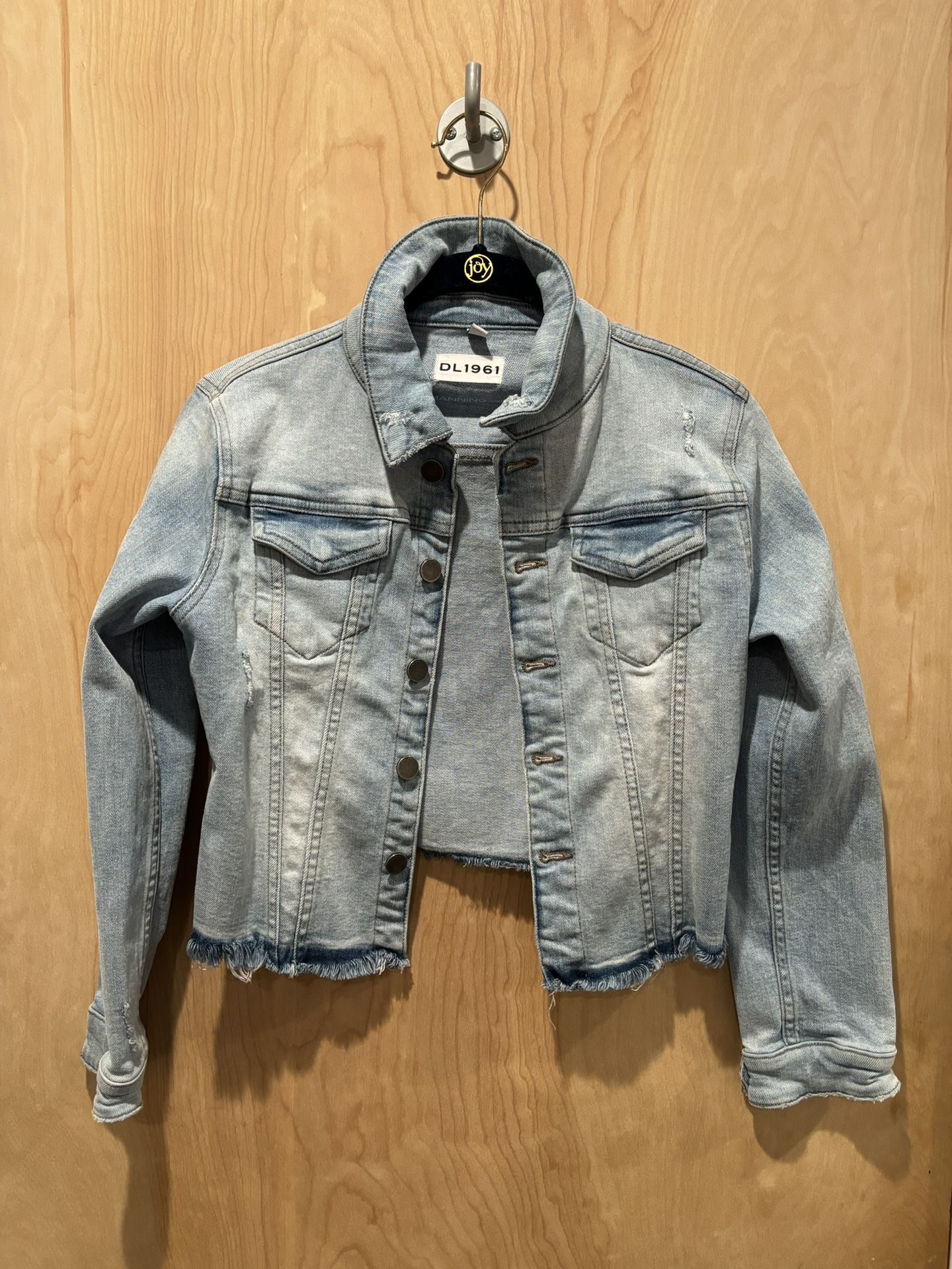 MANNING WOMEN’S SHORT DISTRESSED DENIM JACKET SIZE M