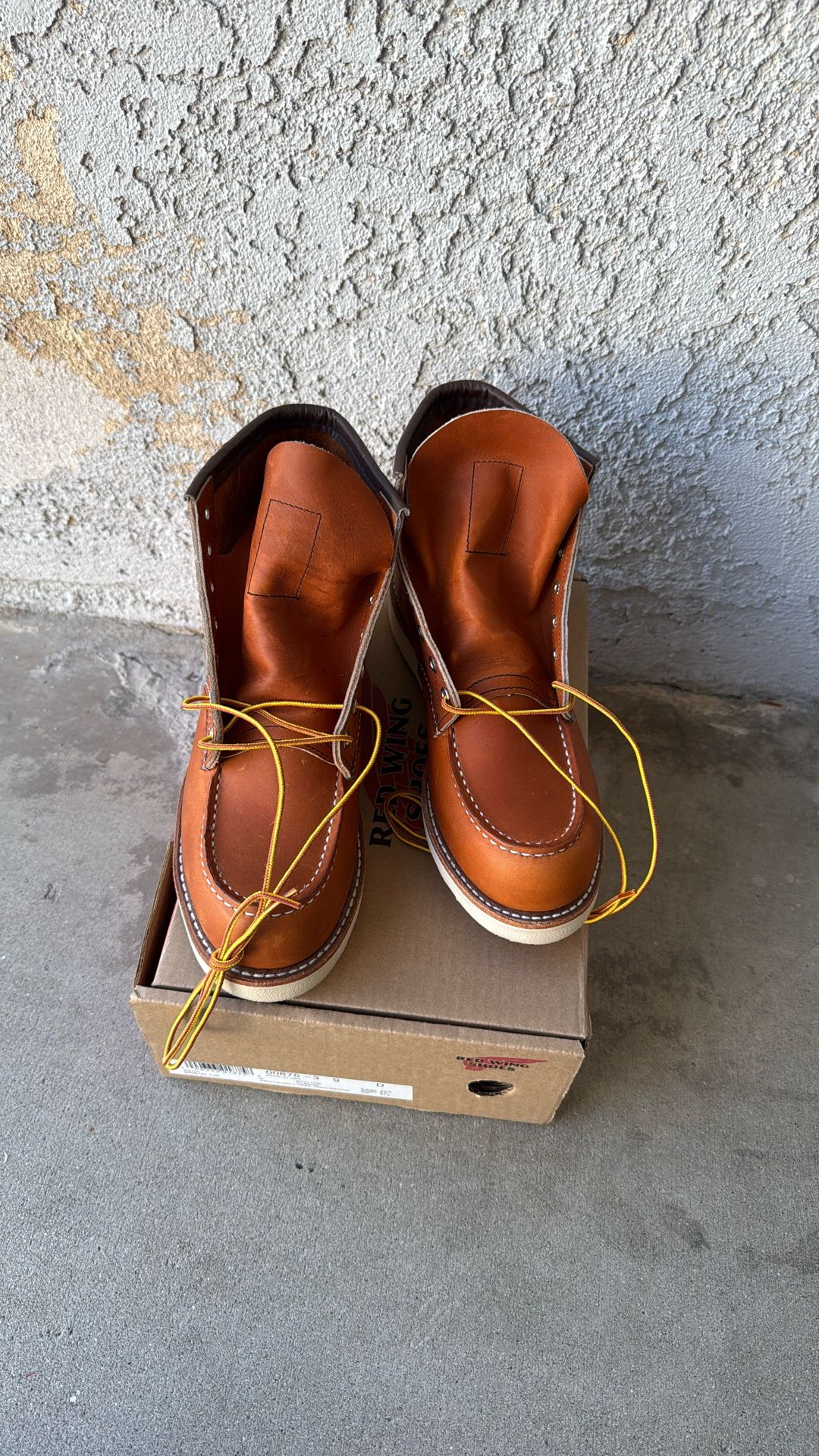 Red Wing Men’s Boots Mismatched Pair Right Boot Is Size 9 And Left Boot Is Size 8.5
