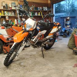 KTM 690 Enduro/With saddlebags that click on