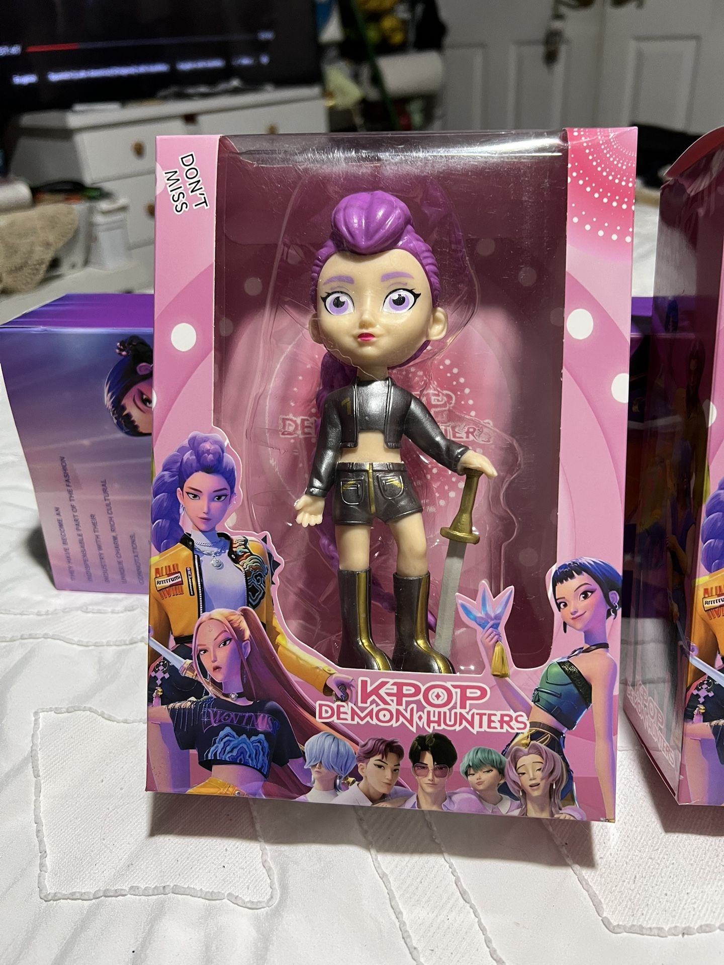 k-pop demon Hunters Size 8 inch high available new. In box Pregunta