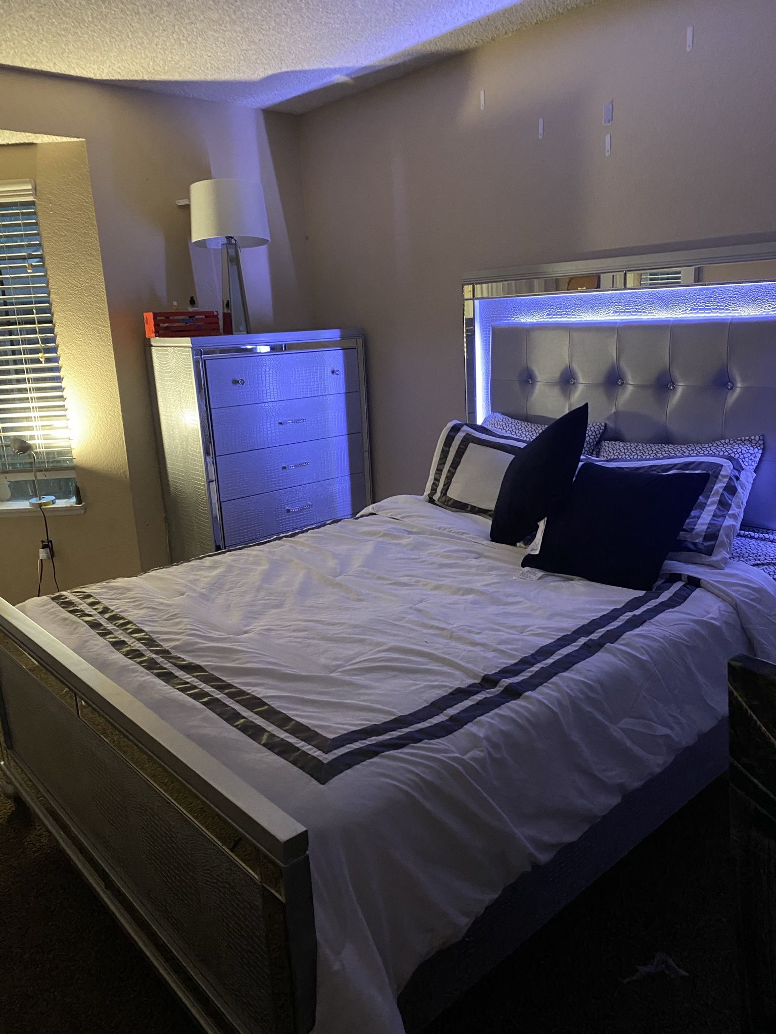 Contemporary bedroom Set Queen