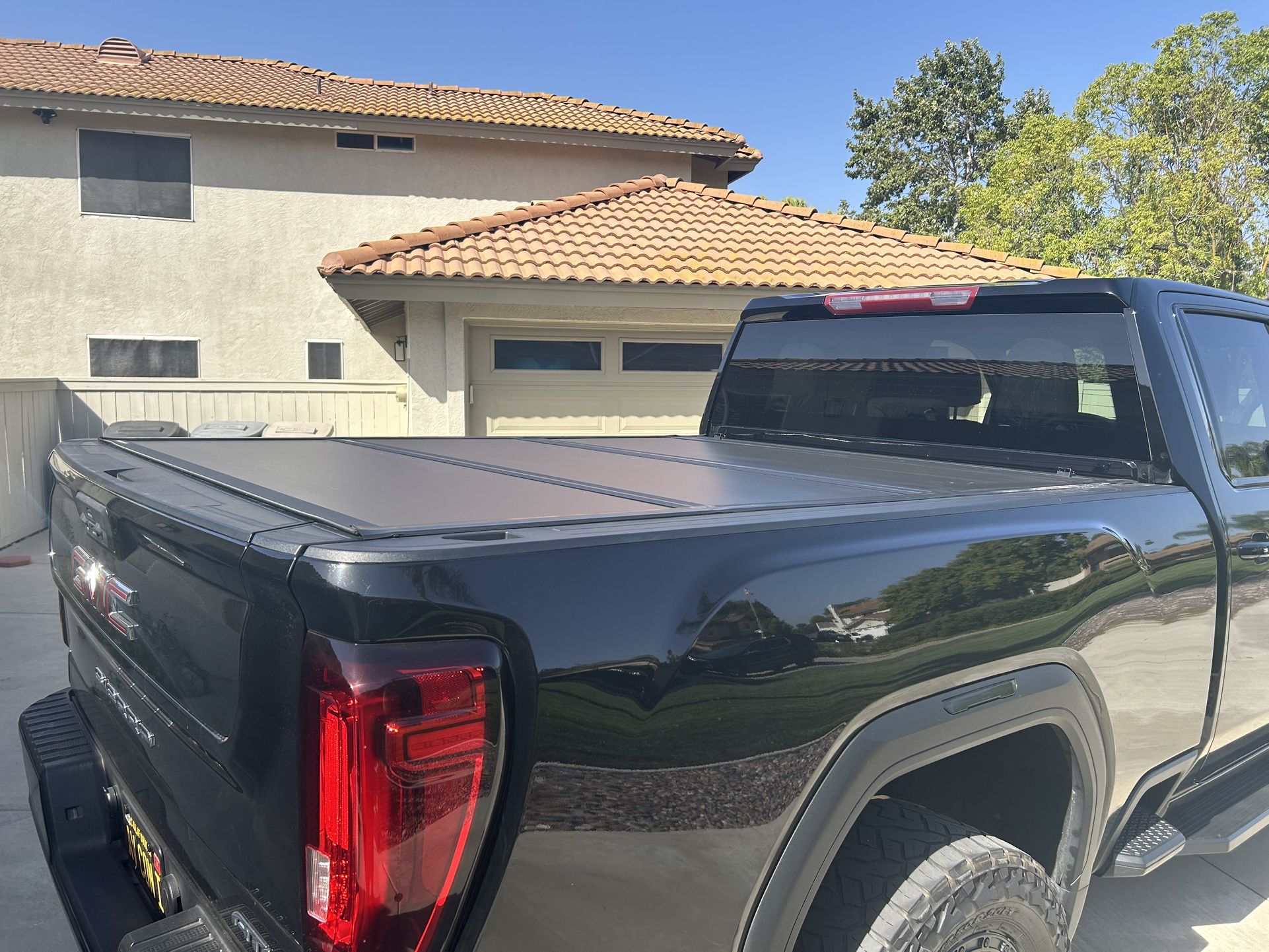 Tonneau Cover - Fits 2020-23 Chevrolet Silverado/GMC Sierra 2500/3500 HD 6' 10" Bed