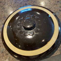 1940S Country Style Crock, In Excellent Condition, With Lid. 4 Gallon. 