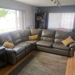 Comfortable Sectional Sofa with 2 Recliners & Pull-Out Bed – PICK UP ONLY