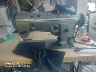 Singer 457U185 Industrial sewing machine.