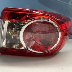 2011-2013 TOYOTA COROLLA RH TAIL LIGHT OUTER