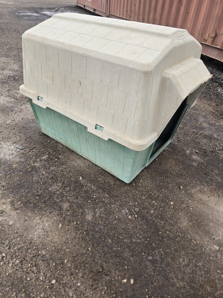 XL Dog House