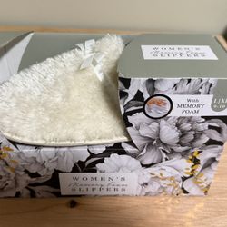 Womens Slippers Size 9/10 New In Box 