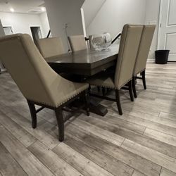 Raymour & FLANIGAN Dining Set 7 Chairs $700